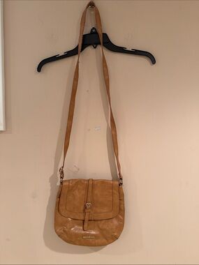 Kenneth Cole Reaction Saddle Crossbody in Tan